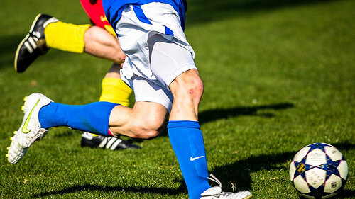 Fußballer-Zweikampf-1331838-PB-flooy