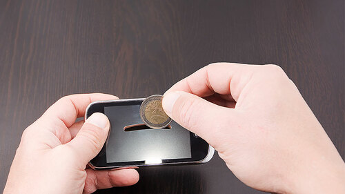 Smartphone-mit-Muenzschlitz-77229218-FO-adamico