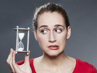 Frau-beunruhigt-Sanduhr-85566080-FO-STUDIO-GRAND-OUEST