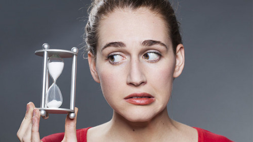 Frau-beunruhigt-Sanduhr-85566080-FO-STUDIO-GRAND-OUEST