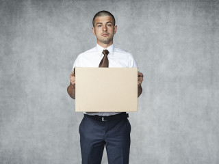 man-traurig-gekuendigt-karton-77960662-FO-aleksicze