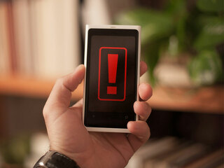 Hand-Handy-Ausrufezeichen-407152-PB-SplitShire