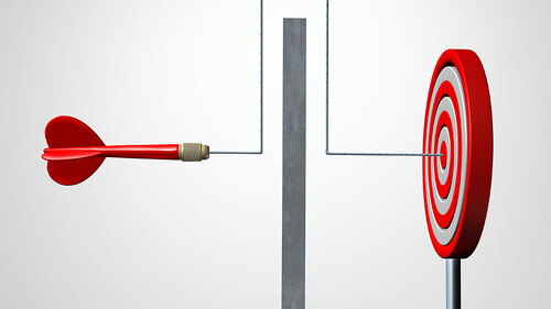 Dartpfeil-ueberwindet-Hinderniss-90839886-FO-freshidea