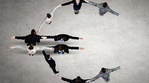 Anzugtraeger-bilden-Euro-74894324-FO-Sergey-Nivens