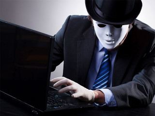 Anzugtraeger-Maske-Laptop-62046797-FO-Photographee-eu