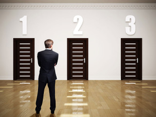 Anzugtraeger-vor-3-Tueren-67278120-FO-fotogestoeber