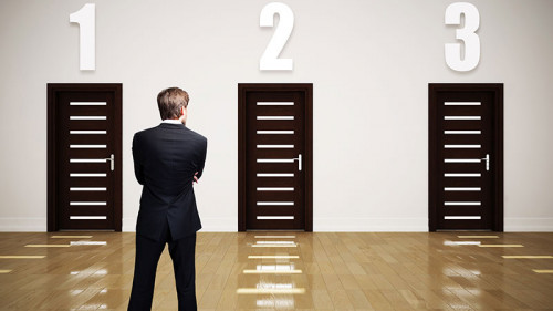 Anzugtraeger-vor-3-Tueren-67278120-FO-fotogestoeber