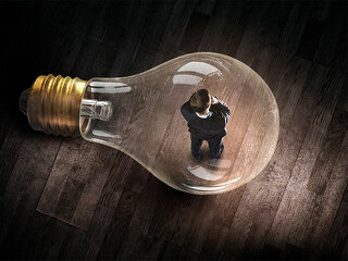 Anzugtraeger-in-Gluehbirne-104049748-FO-Sergey-Nivens