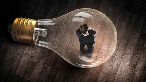 Anzugtraeger-in-Gluehbirne-104049748-FO-Sergey-Nivens