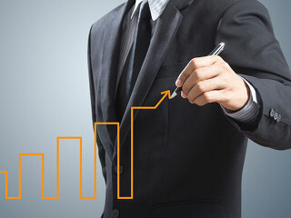 Anzugtraeger-zeichnet-Balkendiagramm-85573786-FO-Warakorn