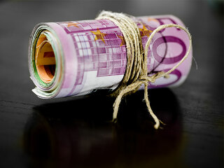 Paketschnur-um-Geldscheine-11450193-FO-drx