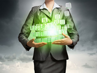 Anzugtraegerin-digitale-Baukloetze-115772645-FO-Sergey-Nivens