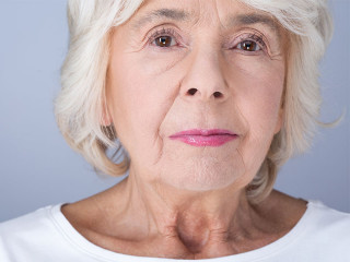 Aeltere-Dame-gefrustet-108046834-FO-Photographee.eu