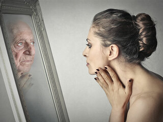 Junge-Frau-vor-altem-Spiegelbild-71321646-FO-olly