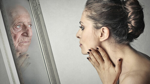 Junge-Frau-vor-altem-Spiegelbild-71321646-FO-olly