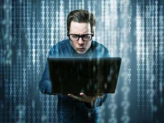 Mann-Brille-Laptop-103712403-FO-lassedesignen