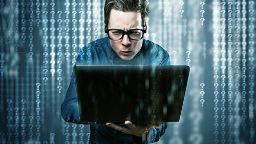 Mann-Brille-Laptop-103712403-FO-lassedesignen