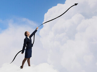 Frau-auf-Wolken-mit-Graph-97877198-FO-Sergey-Nivens