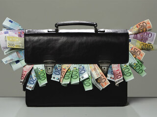 Geld-Tasche-quillt-ueber-69318856-FO-Joerg-Lantelme