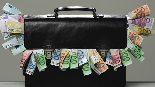 Geld-Tasche-quillt-ueber-69318856-FO-Joerg-Lantelme