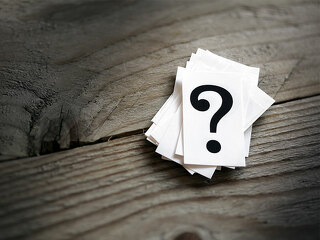 Fragezeichen-auf-Karten-80397099-FO-Brian-Jackson