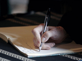 Hand-schreibt-in-Buch-325321-PB-annazuc