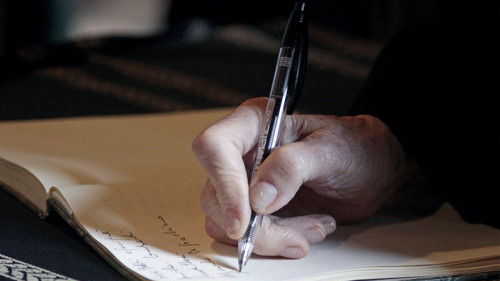 Hand-schreibt-in-Buch-325321-PB-annazuc