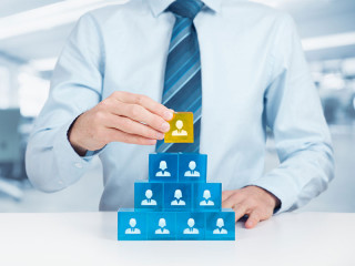 anzugtraeger-personen-pyramide-96823679-fo-jakub-jirsak