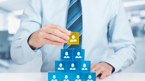 anzugtraeger-personen-pyramide-96823679-fo-jakub-jirsak