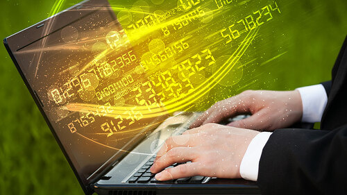 anzugtraeger-laptop-zahlen-108161800-fo-ra2-studio