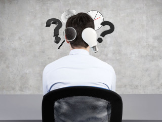 mann-sitzt-fragezeichen-uhr-lupe-78669960-fo-denisismagilov