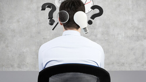 mann-sitzt-fragezeichen-uhr-lupe-78669960-fo-denisismagilov