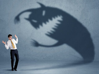 anzugtraeger-schattenmonster-116419474-fo-ra2-studio