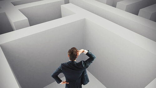 anzugtraeger-in-labyrinth-81987876-fo-alphaspirit