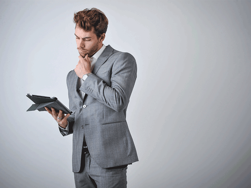 anzugtraeger-tablet-nachdenklich-74480719-fo-d-studio
