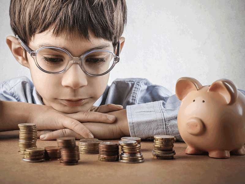 kind-brille-muenzen-sparschwein-79648404-fo-olly