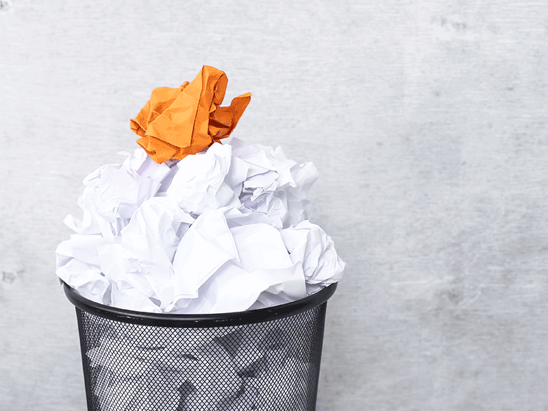 papierkorb-zerknuellt-76943363-fo-yeko-photo-studio