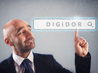 anzugtraeger-mit-suchfeld-113615199-fo-alphaspirit