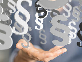 hand-mit-paragraphen-113932848-fo-vege