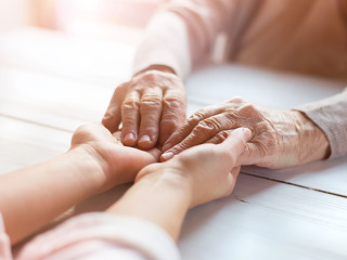 haende-alt-und-jung-80327224-fo-halfpoint