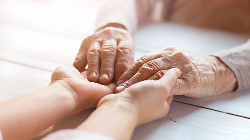 haende-alt-und-jung-80327224-fo-halfpoint