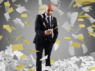 Anzugtrageer-in-Brief-Haufen-106828239-FO-alphaspirit