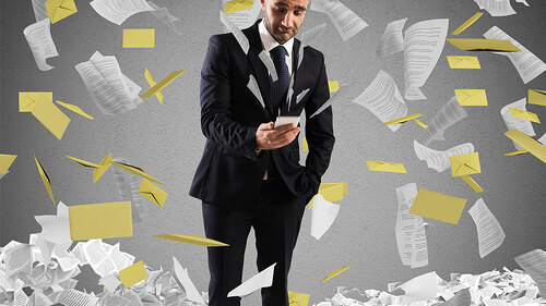 Anzugtrageer-in-Brief-Haufen-106828239-FO-alphaspirit