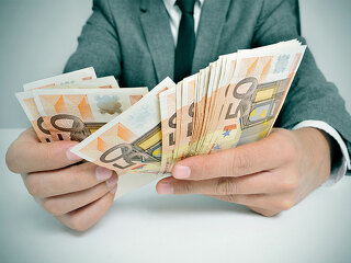 anzugtraeger-geldscheine-58223581-fo-nito