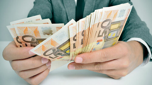 anzugtraeger-geldscheine-58223581-fo-nito