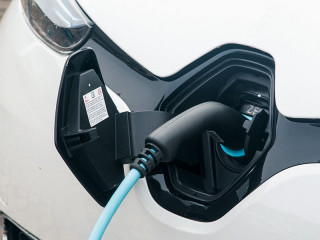 elektro-auto-aufladen-1023035-pb-hrohmann