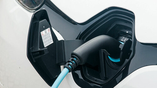 elektro-auto-aufladen-1023035-pb-hrohmann