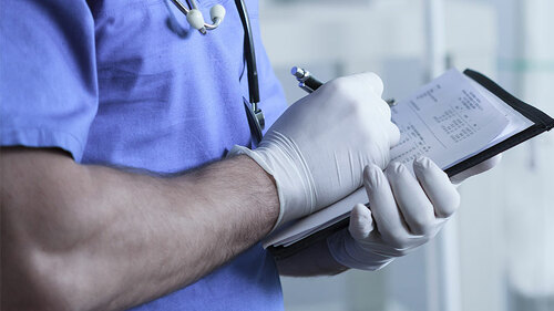 arzt-klemmbrett-89020408-fo-photographee-eu