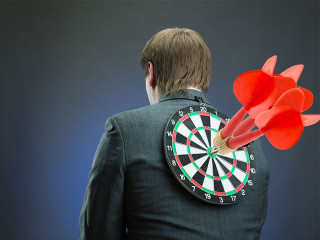 anzugtraager-dartscheibe-pfeile-im-ruecken-63789936-fo-nomad-soul