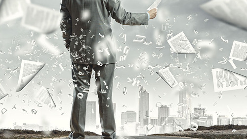 mann-fligende-dokumente-66912484-fo-olly